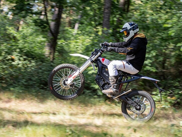2026 Zero XE sahkomoottoripyora Action-003